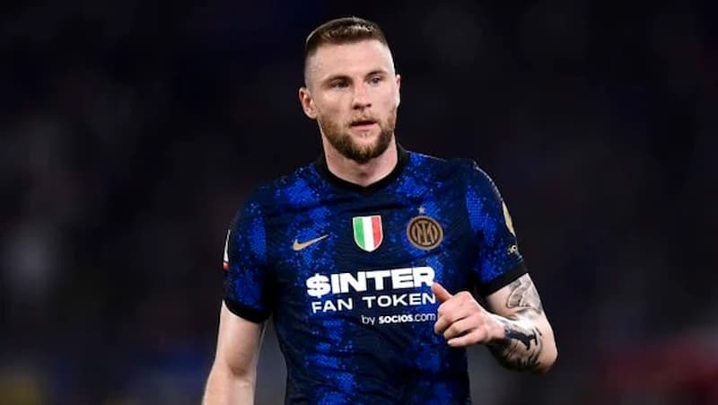 bek tengah terbaik di dunia Milan Škriniar