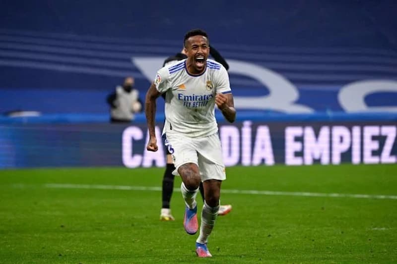 bek tengah terbaik di dunia Éder Militão