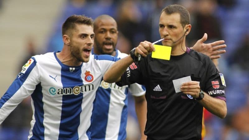 Situasi yang Membuat Wasit Mengeluarkan Kartu Kuning