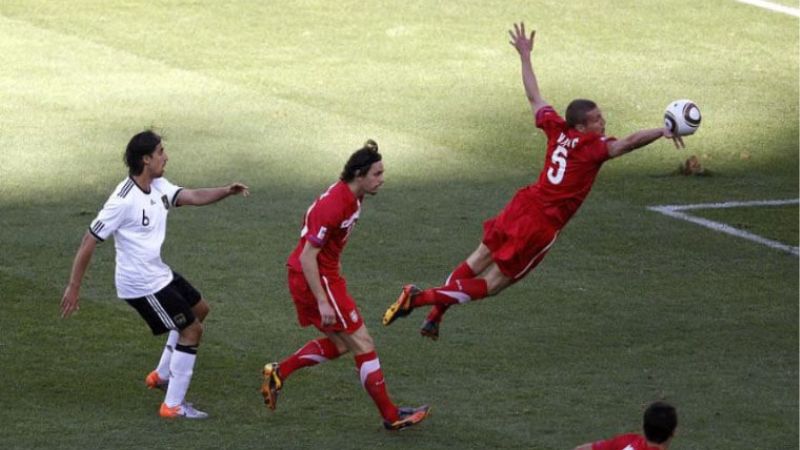 Apa yang Dimaksud dengan Handball dalam Sepak Bola?