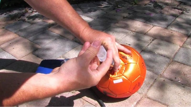 Menggunakan Jarum Suntik Medis