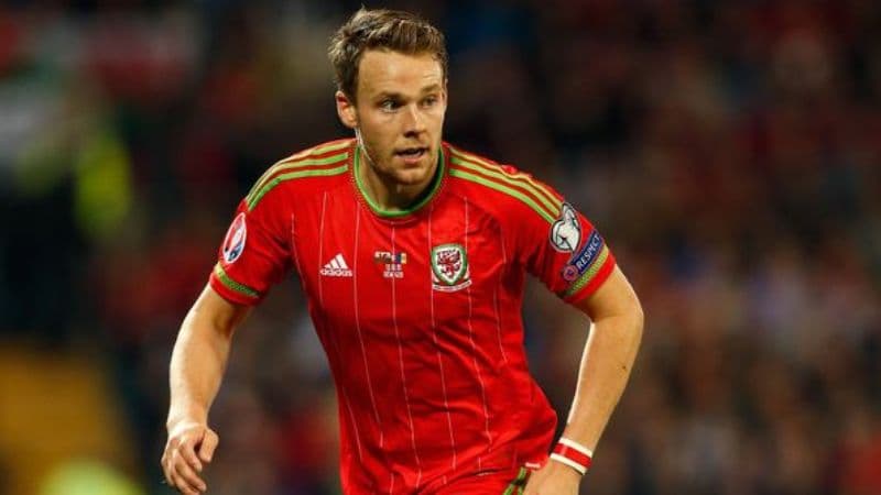 Chris Gunter: Bek Sayap yang Paling Setia