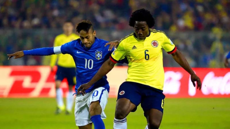 Gelandang bertahan Carlos Sánchez